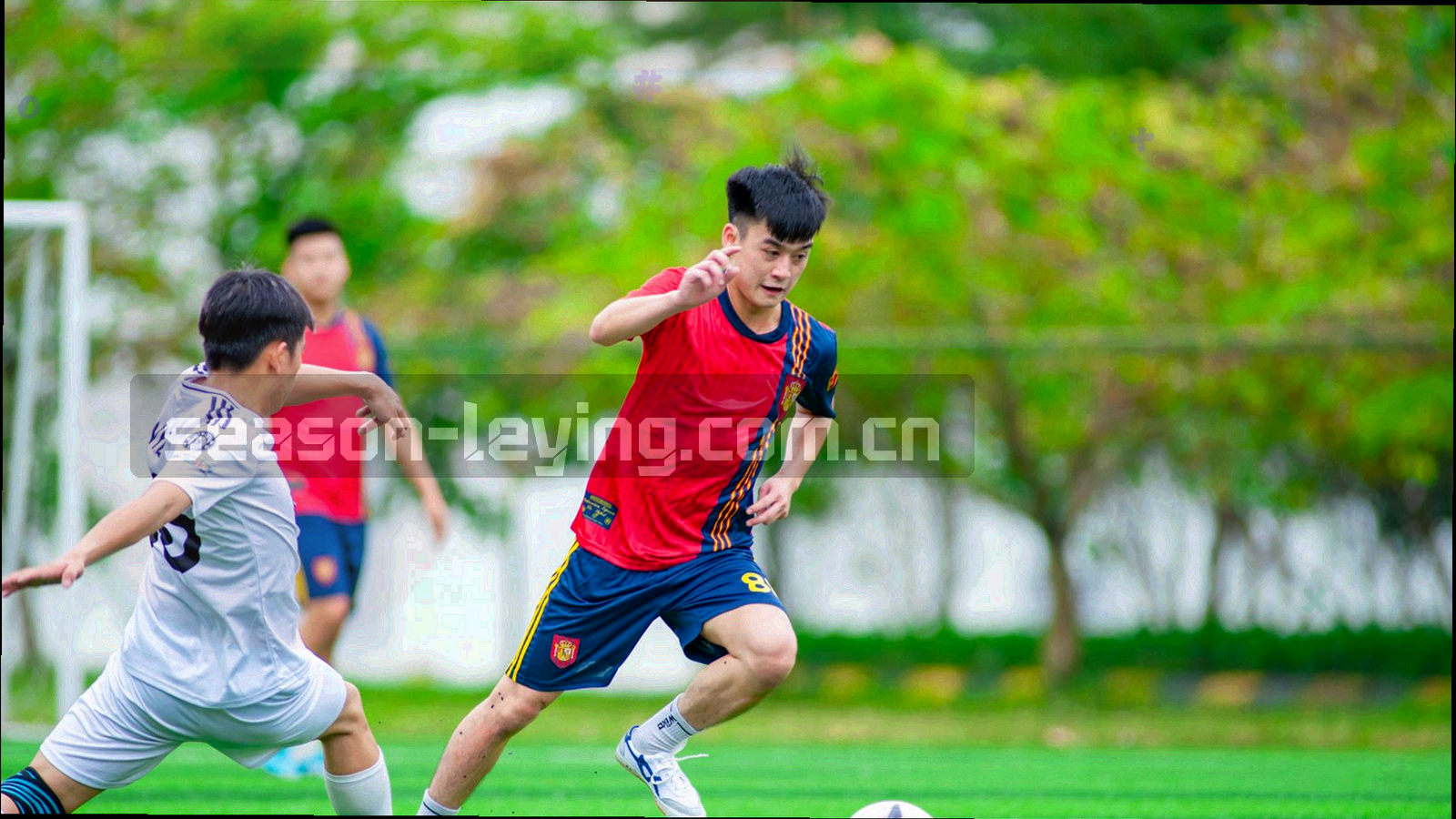大屏设备轮廓内嵌抽象色块界面，斜向摆放，周围有数据流线条